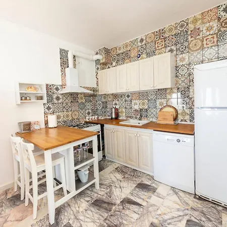 Pleasant Duplex Apartment With Fascinating Sea View In Bodrum شقة