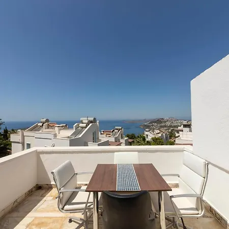 Pleasant Duplex Apartment With Fascinating Sea View In Bodrum شقة *